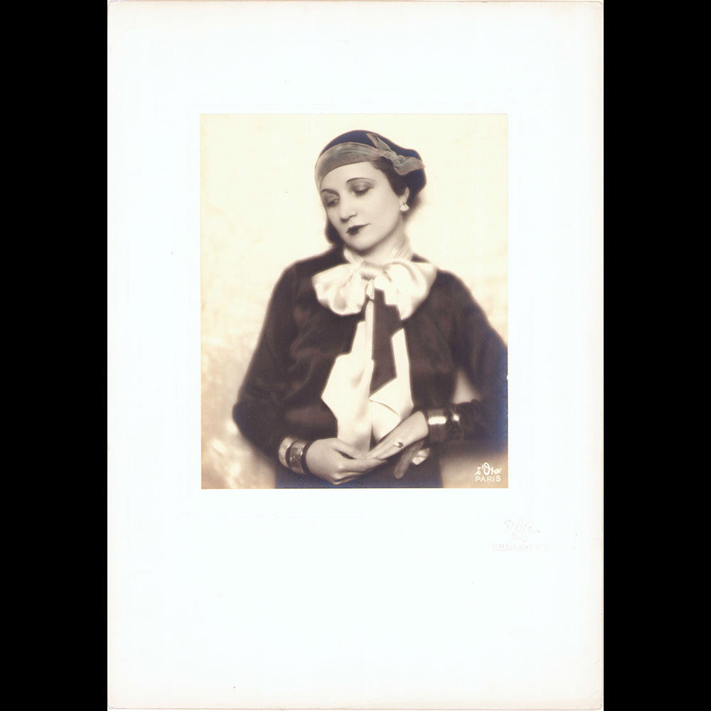 Agnès Rittener - Portrait de la modiste portant des bijoux de Dunand, tirage de D'Ora (1930)