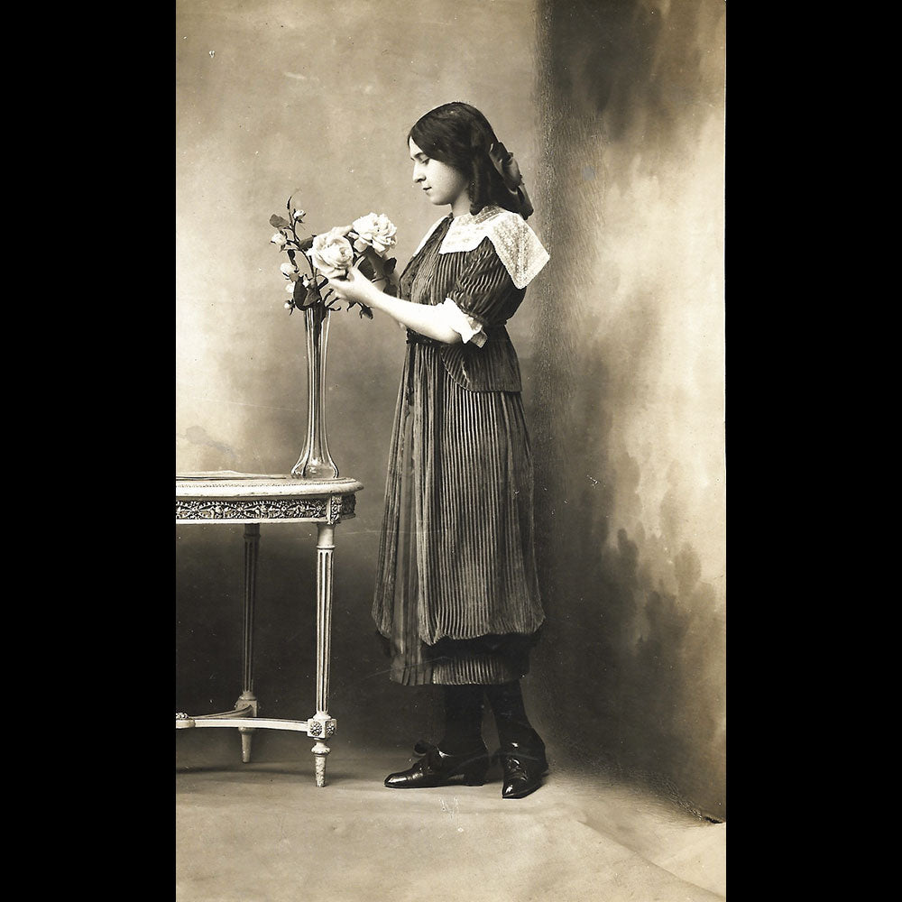 Carrere - Robe en velours rayé, photographie du studio Felix (1912)