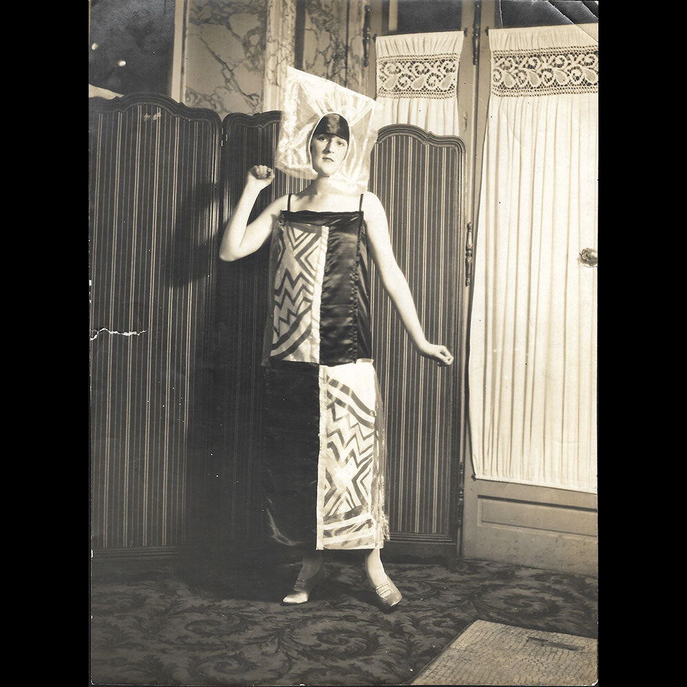 Sonia Delaunay - Costume pour le Bal des Pages, photographie de Thérèse Bonney (1924)