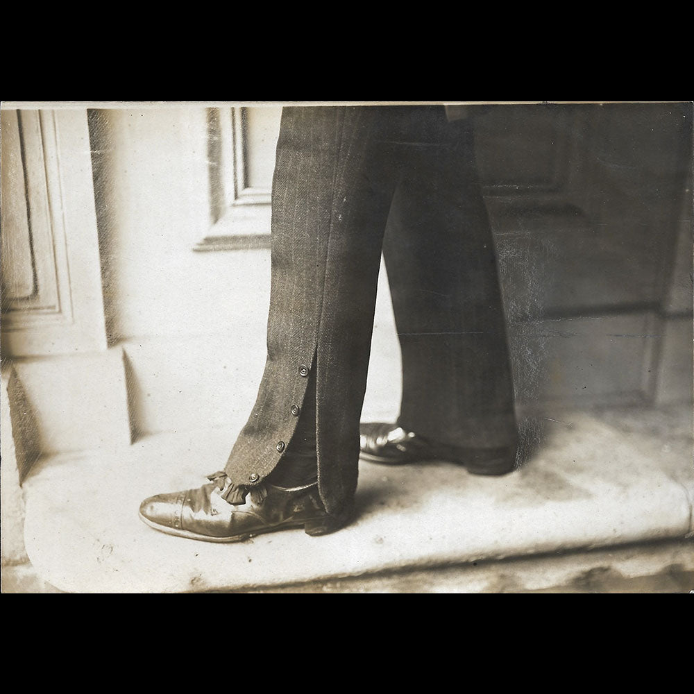 Pantalon dont le bas des jambes se boutonne, photographie de Delius (1913)