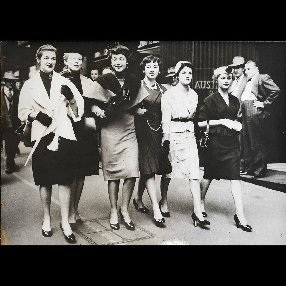Christian Dior - L'Australie fait connaissance avec la longueur Dior (1953)