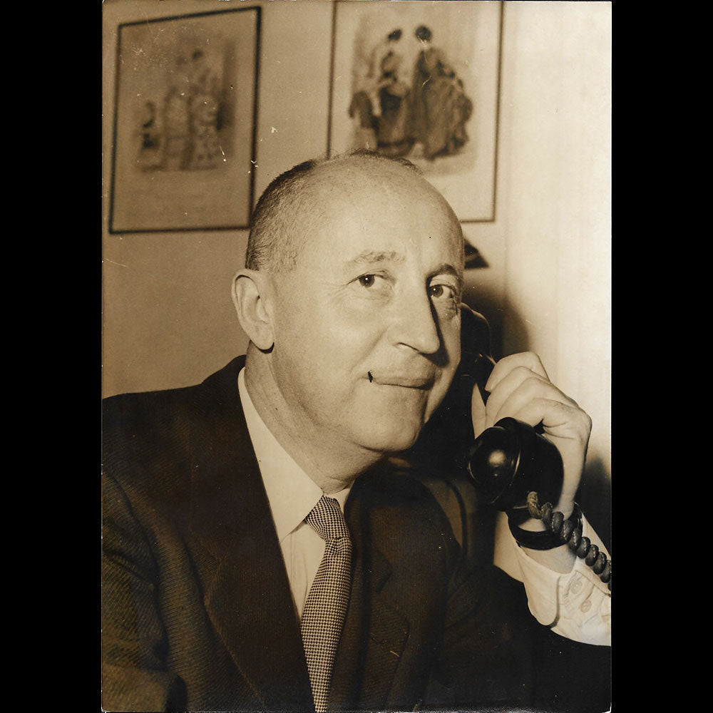 Christian Dior - Portrait du couturier au téléphone (circa 1955)