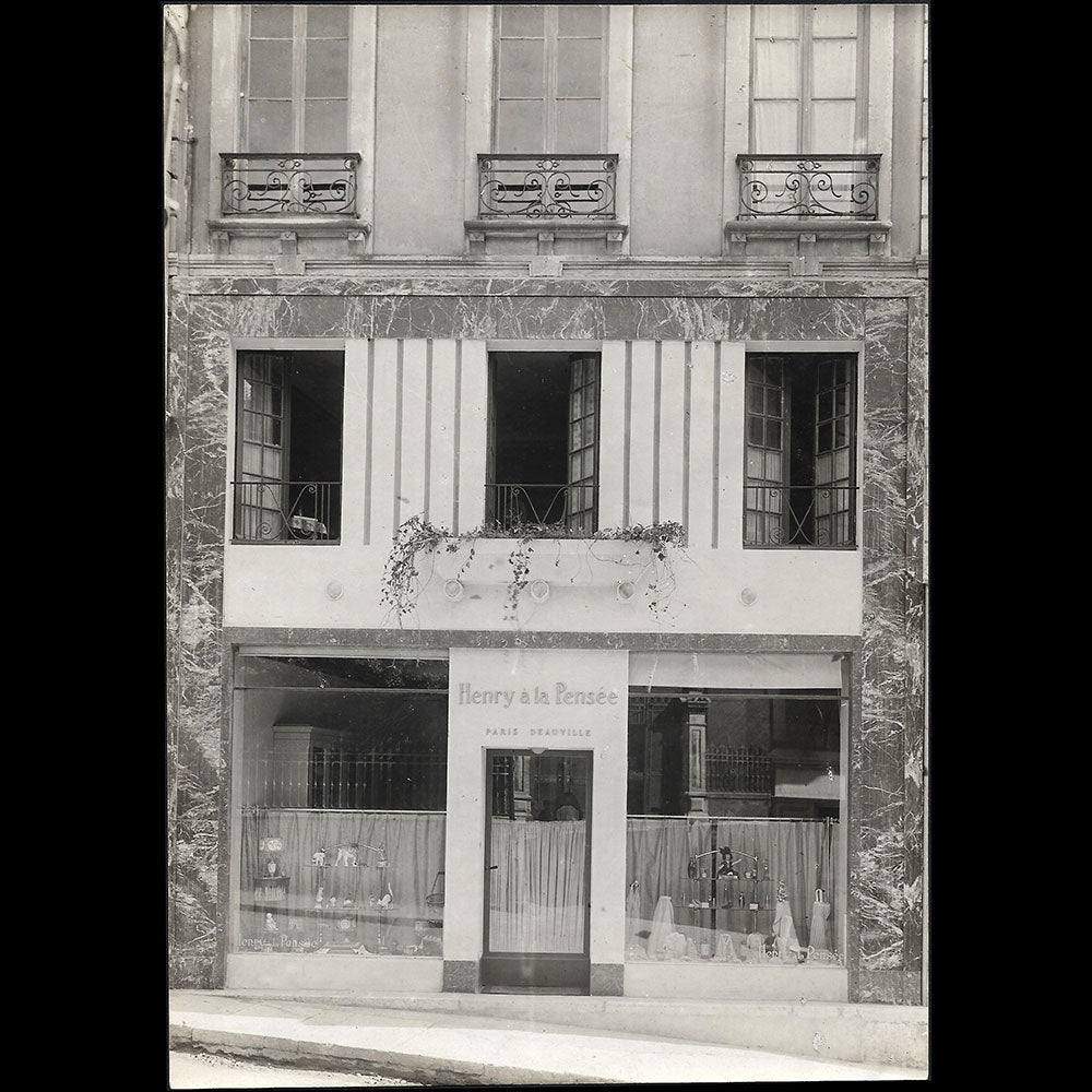 Henry à la pensée - Facade du marchand de nouveautés, 15 Arceaux-Lacombe à Biarritz (1930s)