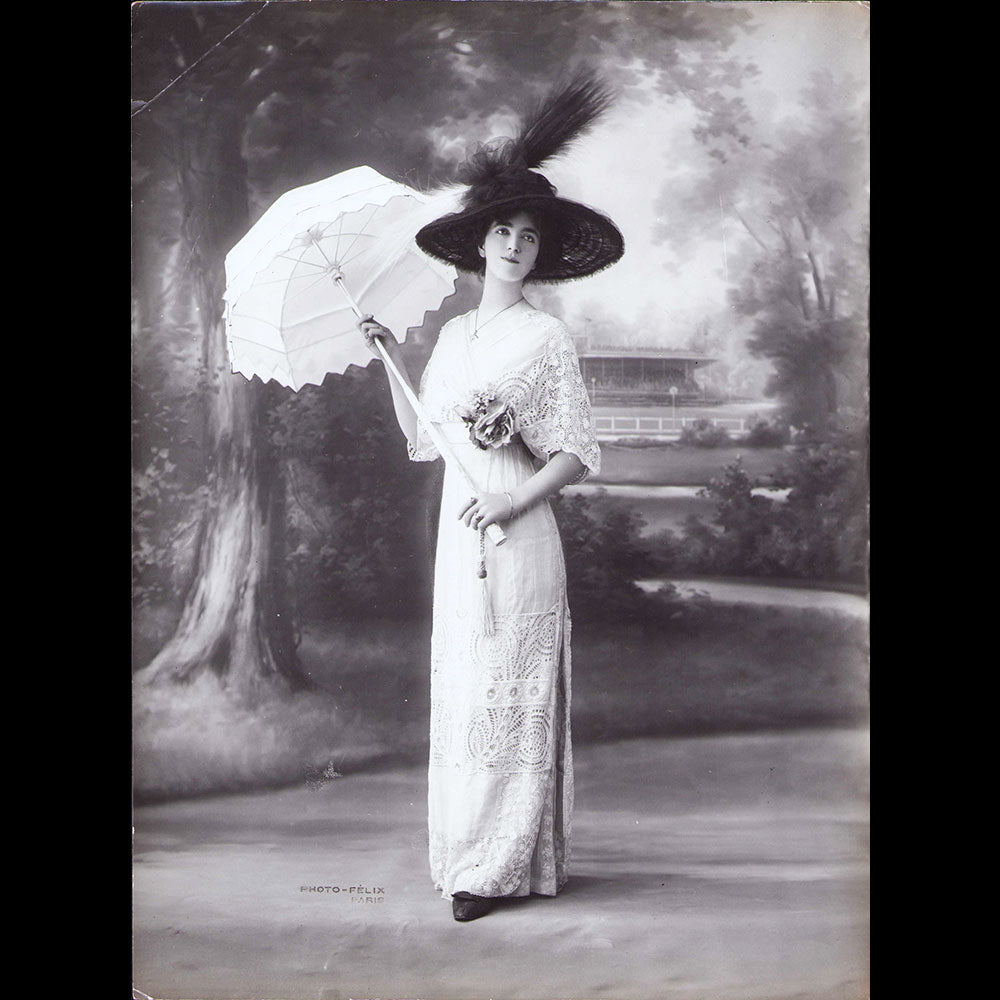 Jeanne Hallée - Robe de dentelles, photographie du studio Felix (1910s)