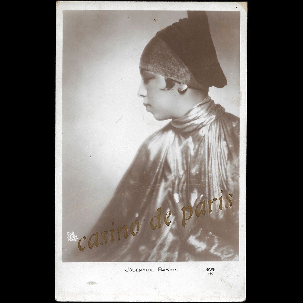 Agnès - Joséphine Baker portant un chapeau en jersey et rubans de velours, portrait par d'Ora (1926)