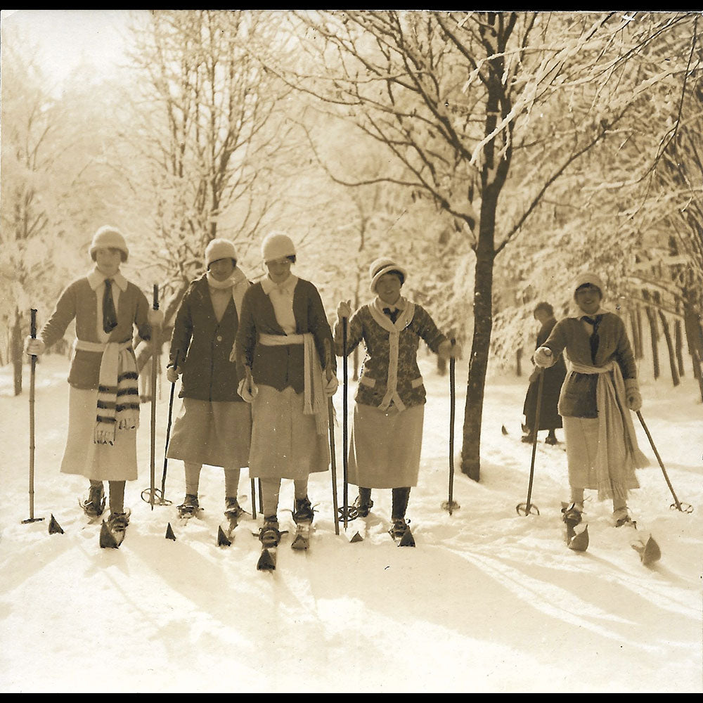 Silhouettes de mode, Skieuses élégantes à Chamonix (1917)