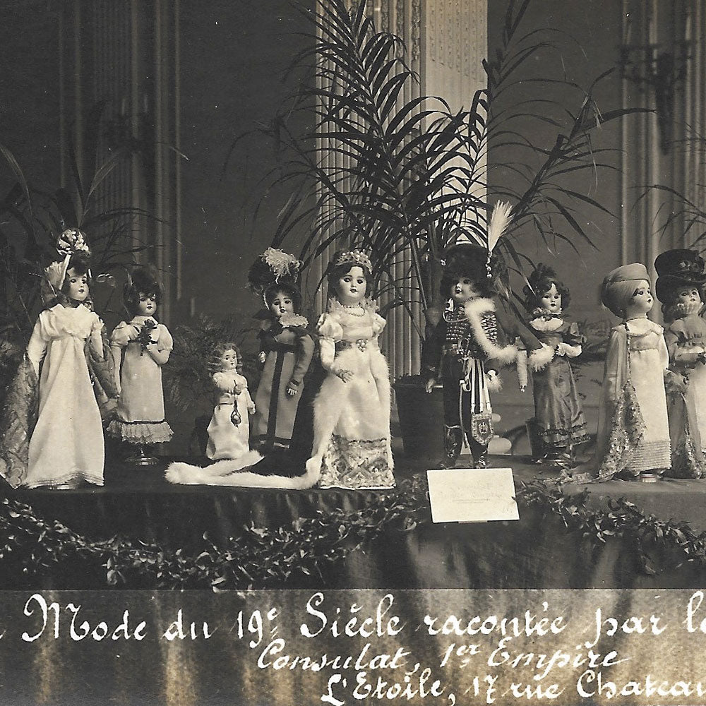 La Mode du dix-neuvième siècle racontée par les poupées, Réunion de deux cartes de l'exposition de l'Etoile (1916)