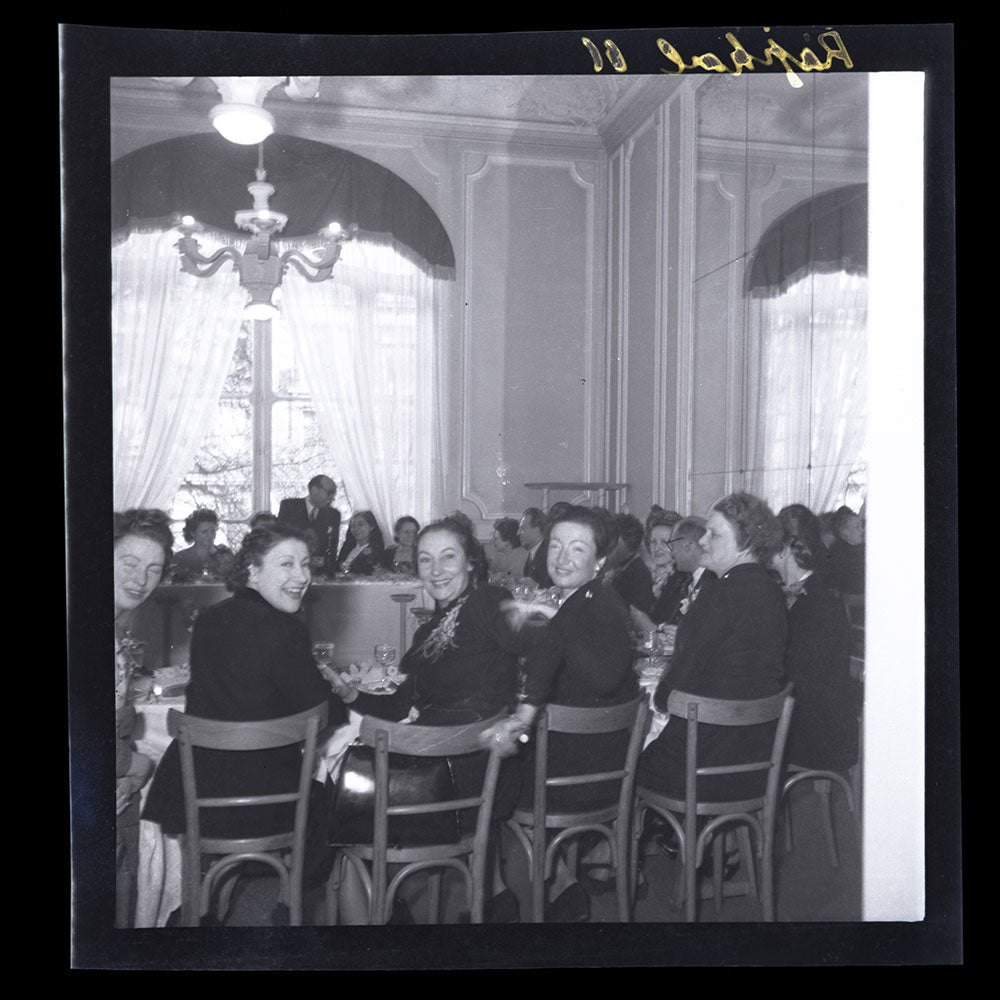 Raphael - Employées posant à la Sainte-Catherine, réunion de 15 négatifs (circa 1947)