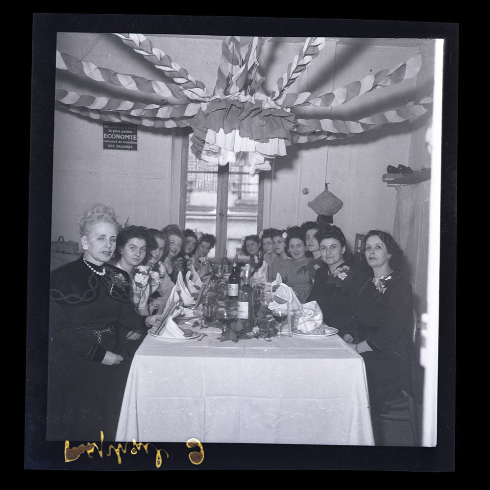 Raphael - Employées posant à la Sainte-Catherine, réunion de 15 négatifs (circa 1947)