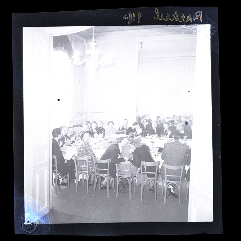 Raphael - Employées posant à la Sainte-Catherine, réunion de 15 négatifs (circa 1947)