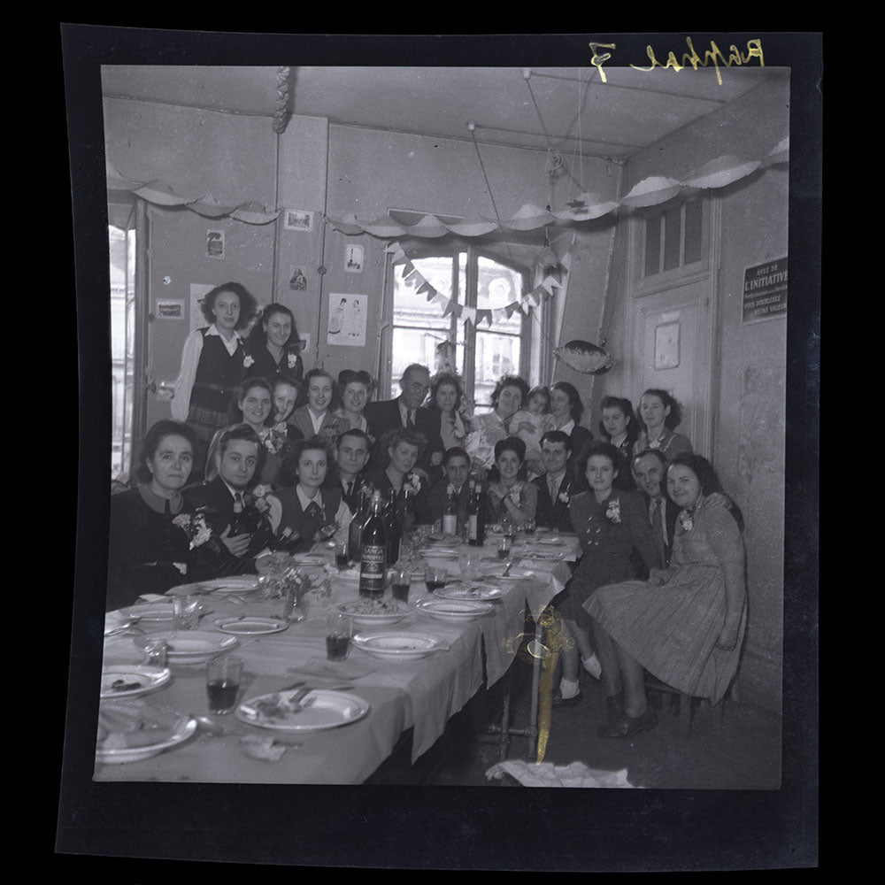 Raphael - Employées posant à la Sainte-Catherine, réunion de 15 négatifs (circa 1947)