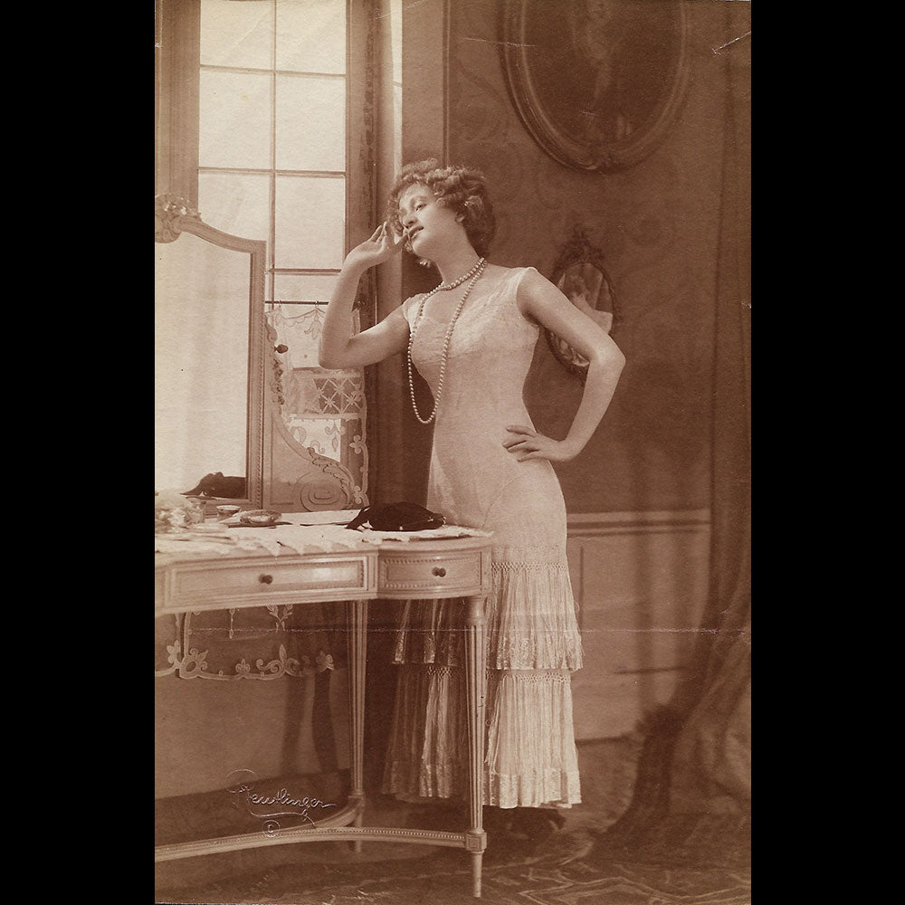 Robe portée par Mademoiselle Gaby Deslys, photographie du studio Reutlinger (circa 1910)