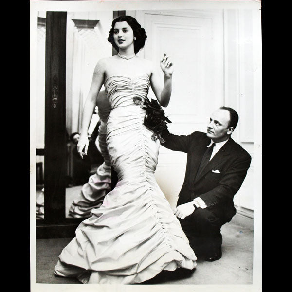 Pierre Balmain en essayage avec Janine Holland, the maid of cotton (1951)