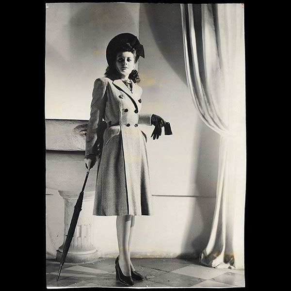 Lucien Lelong - robe portée par la mannequin Maggy Sarragne, photographie de Lavoisier (circa 1948)