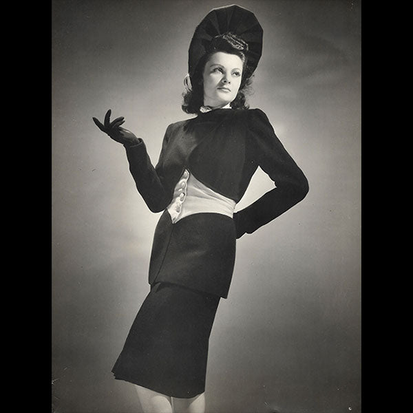 Jean Patou - ensemble porté par la mannequin Maggy Sarragne (circa 1946)