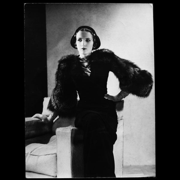 Modèle Negresco, ensemble de fin d'après-midi de Lucien Lelong, photographie d'époque de Deberny et Peignot (circa 1935)