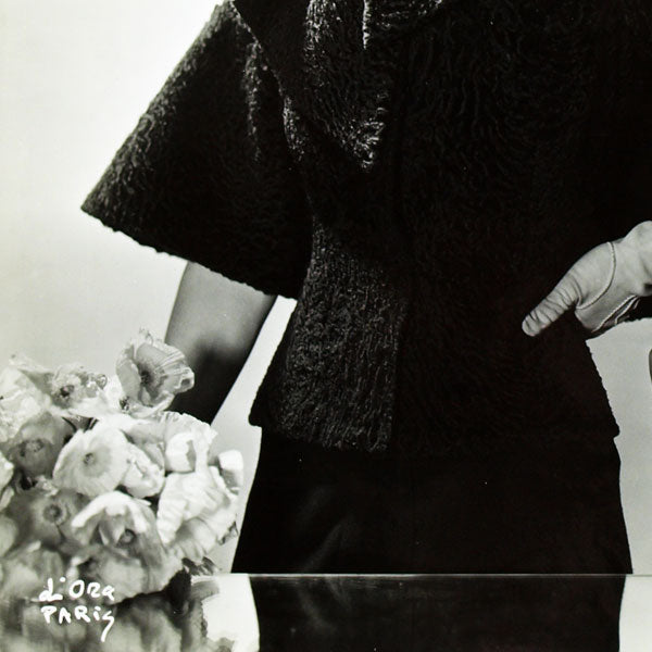 Manteau d'astrakan de Lucien Lelong, photographie d'époque de D'Ora (circa 1935)