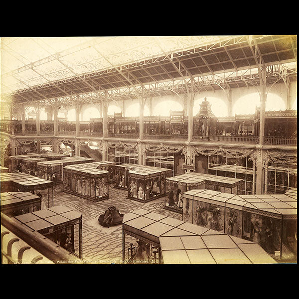 Exposition Universelle de Paris - La section française du Palais des Fils, Tissus et Vêtements (1900)