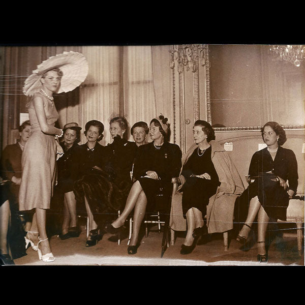 Défilé dans les salons de Molyneux, rue Royale à Paris, photographie de presse d'époque (1950)