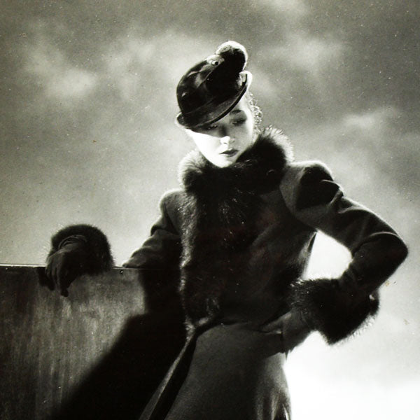 Manteau Artaban de Lucien Lelong, chapeau de Suzy, photographies d'époque du studio Pestre (circa 1935)