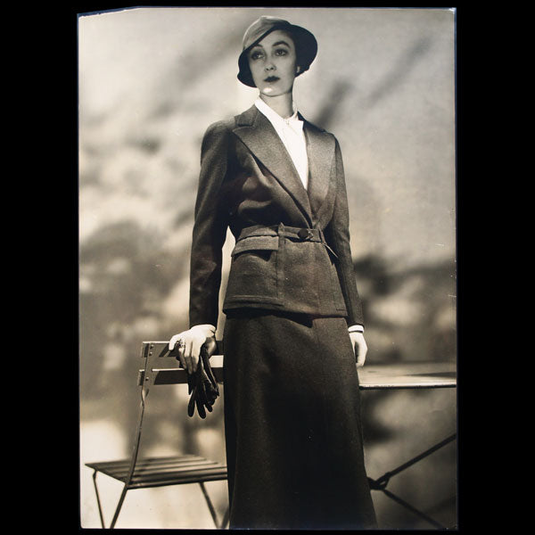 La comtesse Grabbe portant un tailleur de lainage, photographie d'époque de Georges Saad (circa 1935)