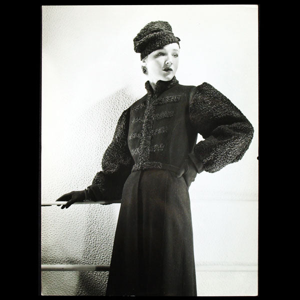 Manteau d'astrakan de Lucien Lelong, photographie d'époque du studio Deutsch (circa 1935)