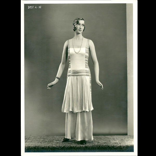 Mannequins d'art féminins, par Compos, rue Crussol à Paris (circa 1920-1930)