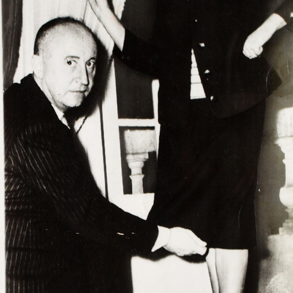 Christian Dior et la longueur des jupes (août 1953)