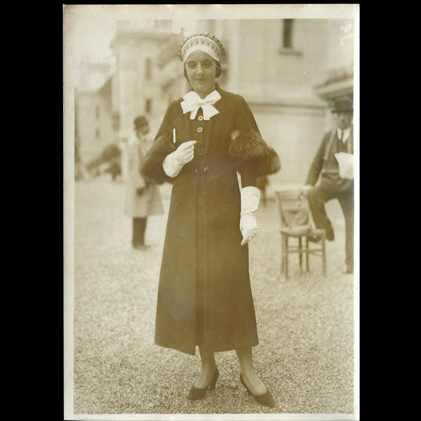 Une Femme Elégante, la mode à Longchamp, photographie de l'agence Meurisse (circa 1935)