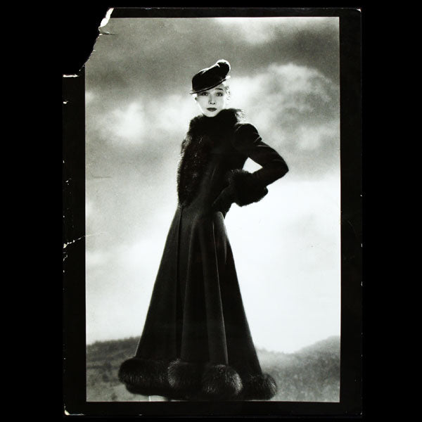 Manteau Artaban de Lucien Lelong, chapeau de Suzy, photographies d'époque du studio Pestre (circa 1935)