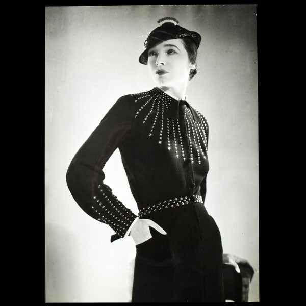 Robe ornée de clous de Lucien Lelong, photographie d'époque du studio Deutsch (circa 1935)