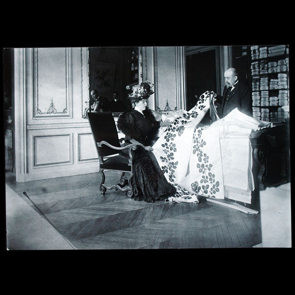 Choix de tissu chez Worth, photographie de Jacques Boyer (1907)