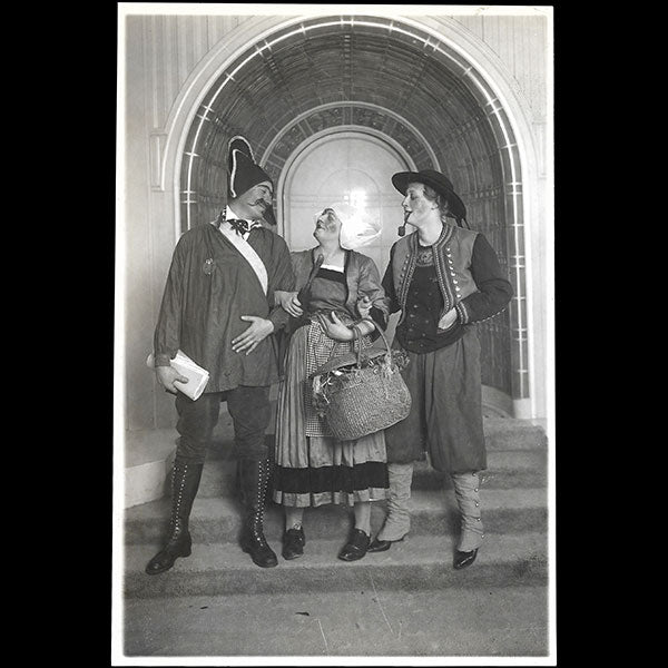 Vionnet - Employés fêtant la Sainte-Catherine déguisés en bretons par Thérèse Bonney (1924)