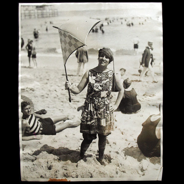 La tenniswoman Claire Cassel à Palm Beach, portrait photographique dans un costume de bain de Paul Poiret (1923)