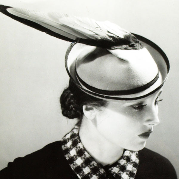 Ensemble Ecossais de Lucien Lelong, chapeau de Suzanne Talbot, photographie d'époque du studio Deutsch (circa 1935)