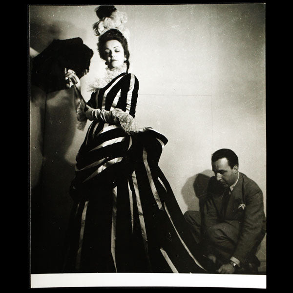 Essayage de Jacqueline Delubac de sa robe pour la Parisienne créée par Antonio Castillo pour Paquin  (1945)