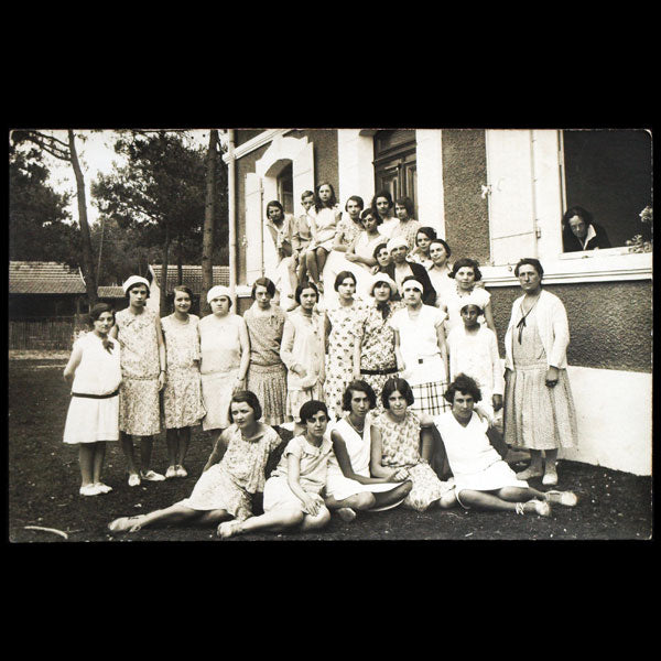 Ensemble de 4 cartes postales photographiques des vacances du personnel de Chanel à Mimizan (circa 1930)