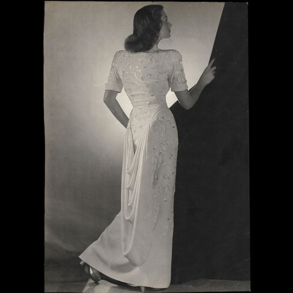 Jean Patou - robe du soir brodée de paillettes portée par la mannequin Maggy Sarragne (circa 1946)