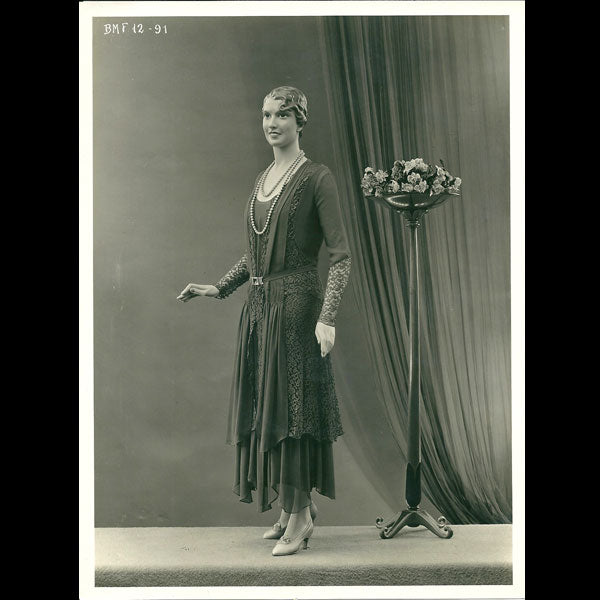 Mannequins d'art féminins, par Compos, rue Crussol à Paris (circa 1920-1930)