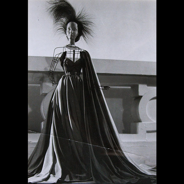 Le Théâtre de la Mode - Robes d'Alix Marcelle Tizeau, décor d'André Arbus, photographies d'Edgar Elshoud (1945)