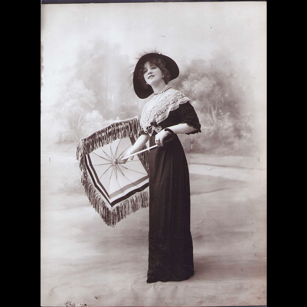 Brandt - Robe portée par Arlette Dorgère, photographie du studio Felix (1910s)