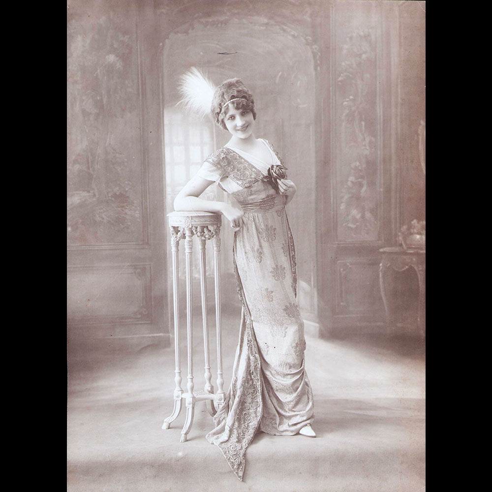 Robe de broché gris garnie de dentelle de soie, photographie du studio Felix (1912)