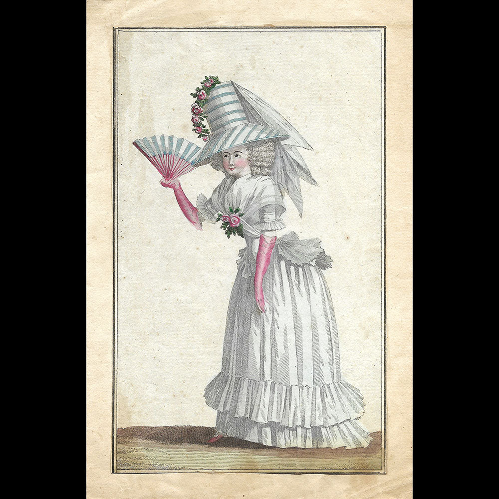 Magasin des Modes Nouvelles Françaises et Anglaises, 33ème cahier, planche 1 - Femme en pierrot de mousseline blanche et chapeau à la Théodore (1787)