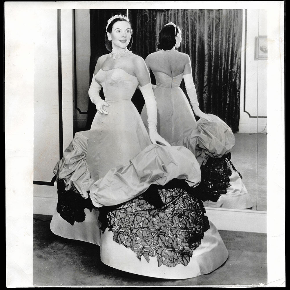 Charles James - Robe banane portée par Mrs Cornelius Vanderbilt Whitney au bal du couronnement (1953)