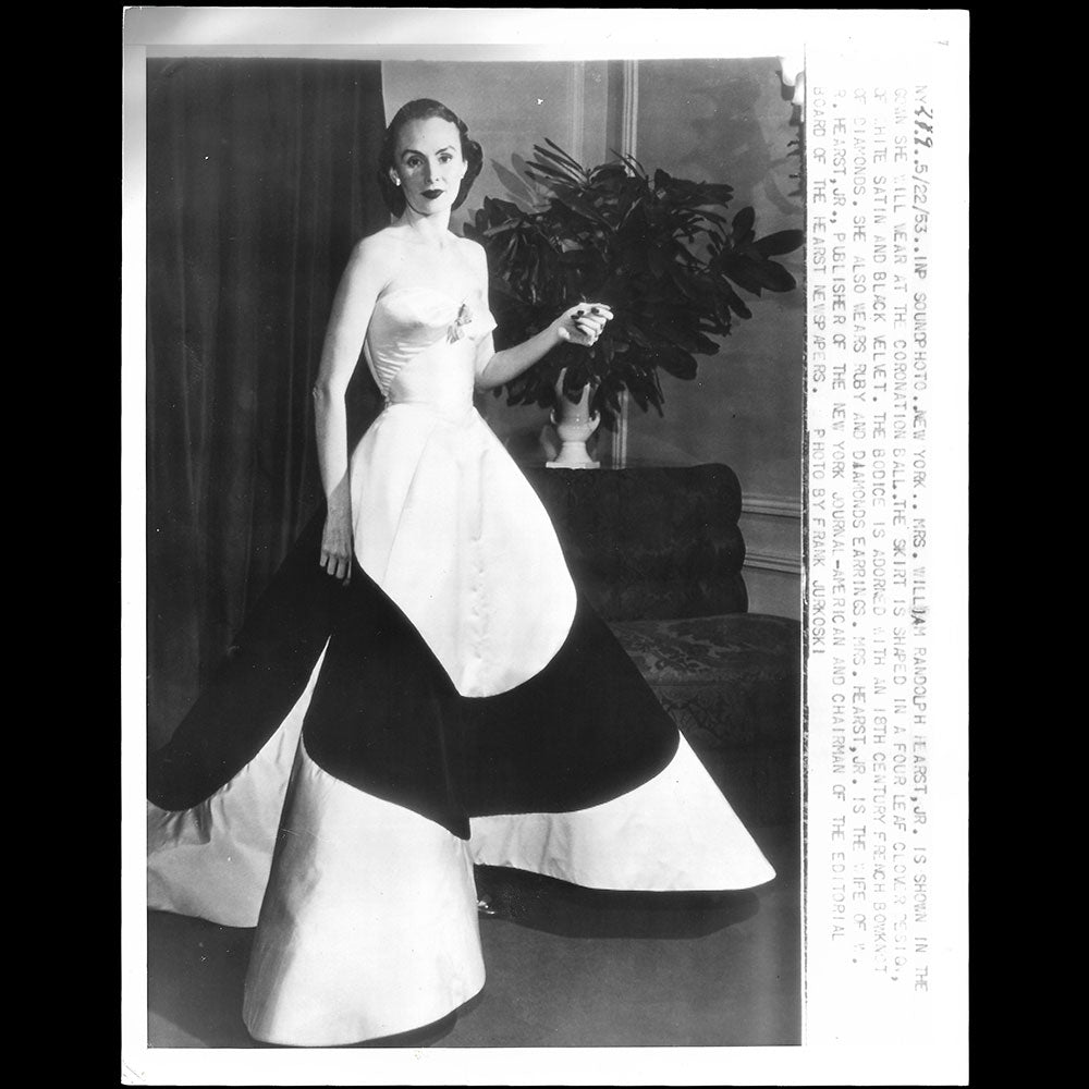 Charles James - Robe Clover portée par Mrs Randolph Hearst au bal du couronnement (1953)