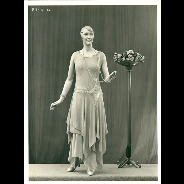 Mannequins d'art féminins, par Compos, rue Crussol à Paris (circa 1920-1930)