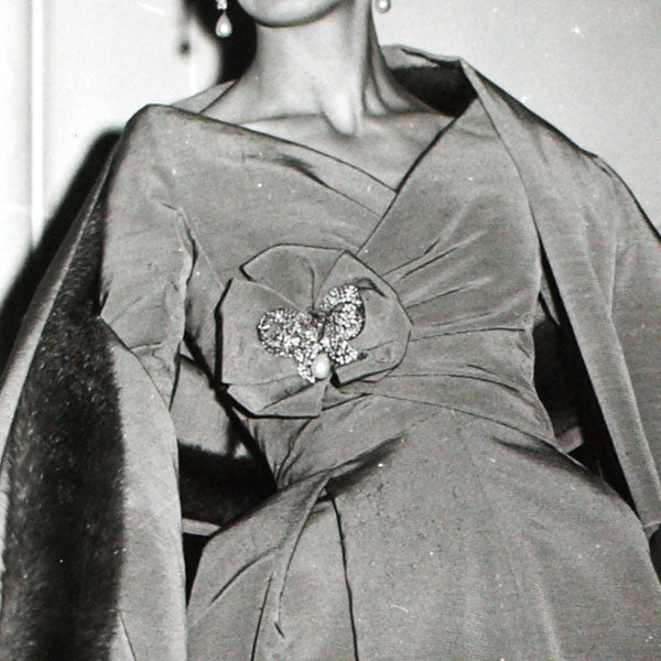 Christian Dior - Robe du soir Natier et son étole bordée de vison pour l'hiver (1957)