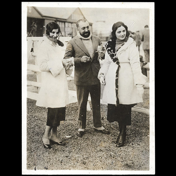 Poiret - Paul Poiret et les mannequins Yvonne et Jeannine livrant les costumes d'Afgar à Londres (1919)