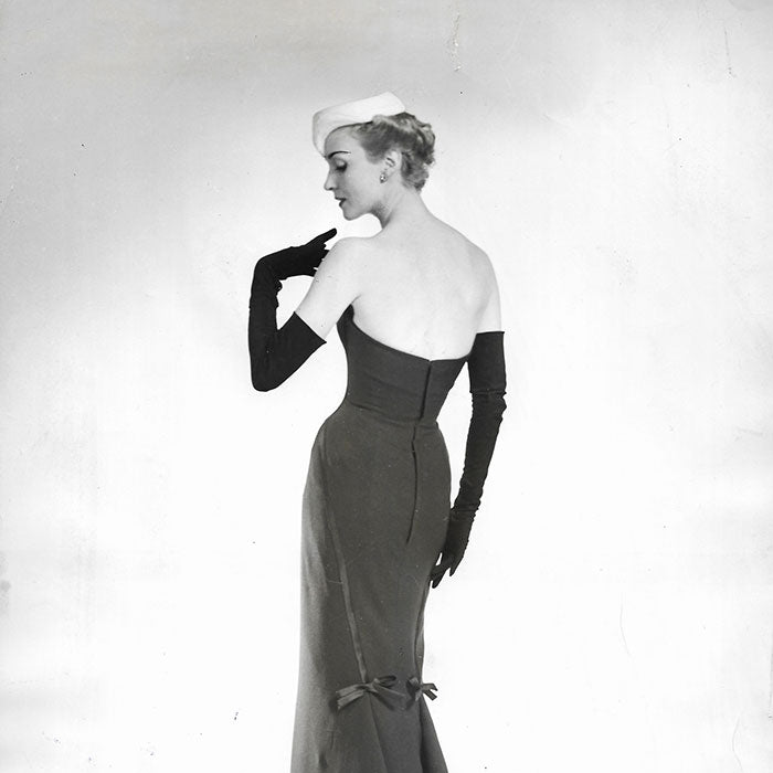 Christian Dior - Ensemble du soir Night club par Willy Maywald (1953)