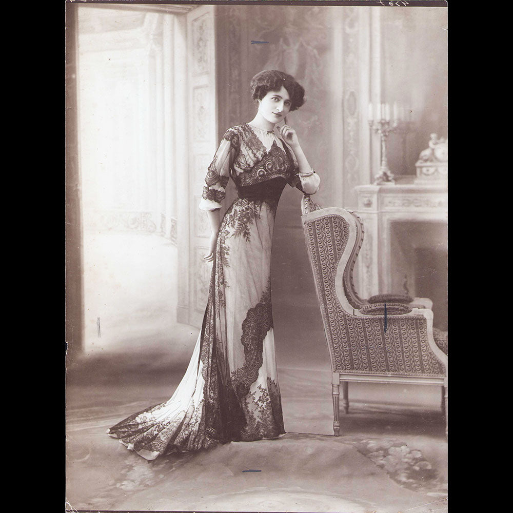 Doeuillet - Robe de dîner en Chantilly, photographie du studio Felix (1910)